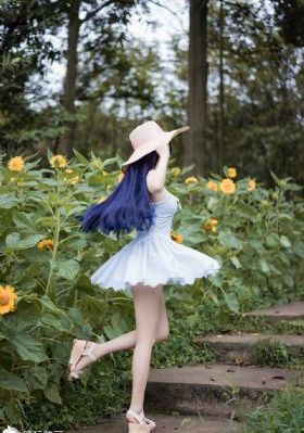 蒙上眼睛的女大学生