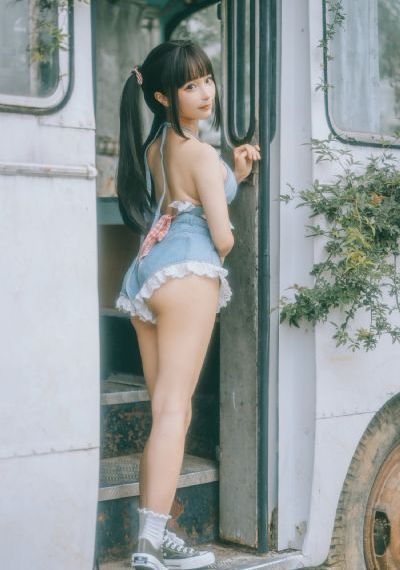 两个女人在有风景的海滩